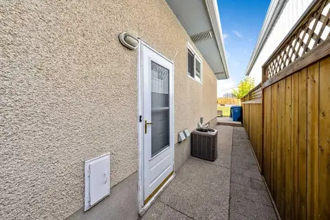 218A Allan Crescent SE photo 29
