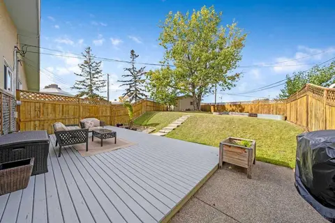 218A Allan Crescent SE photo 30