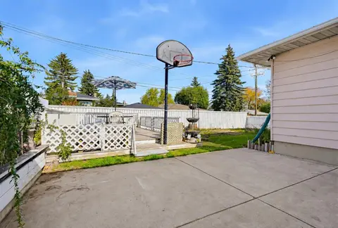 704 75 Avenue SW photo 19