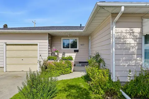 704 75 Avenue SW photo 2