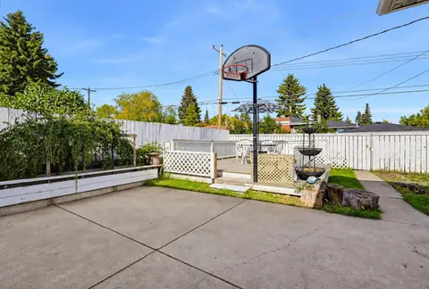 704 75 Avenue SW photo 20