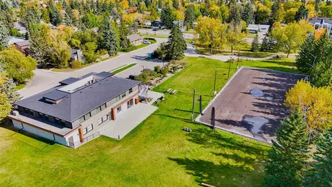 704 75 Avenue SW photo 32