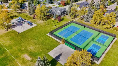 704 75 Avenue SW photo 33