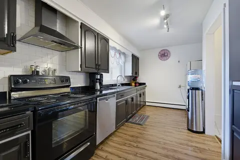 704 75 Avenue SW photo 8