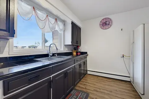704 75 Avenue SW photo 9