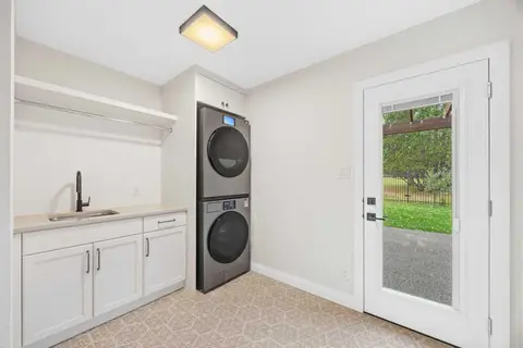 124 Canterbury Drive SW photo 28