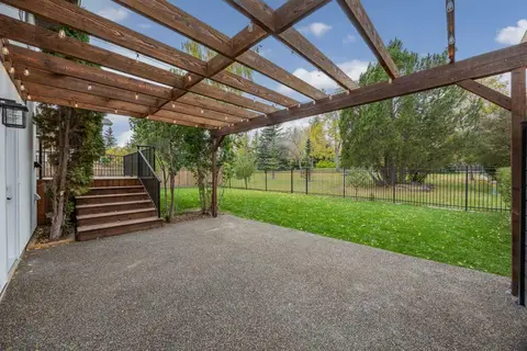 124 Canterbury Drive SW photo 37