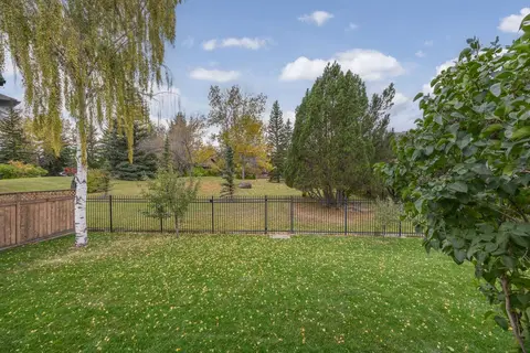 124 Canterbury Drive SW photo 39