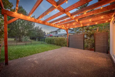 124 Canterbury Drive SW photo 45