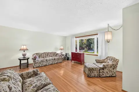 10424 2 Street SE photo 4