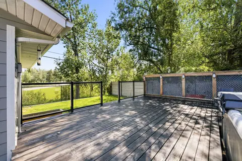20 Mapleglade Close SE photo 43
