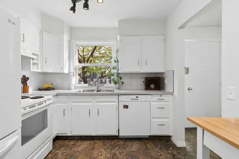 8, 330 Canterbury Drive SW photo 3