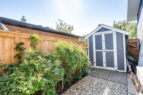 728 71 Avenue SW photo 29