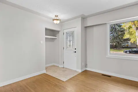 48 Selkirk Drive SW photo 3