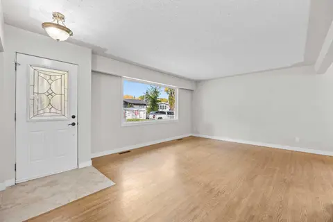 48 Selkirk Drive SW photo 4