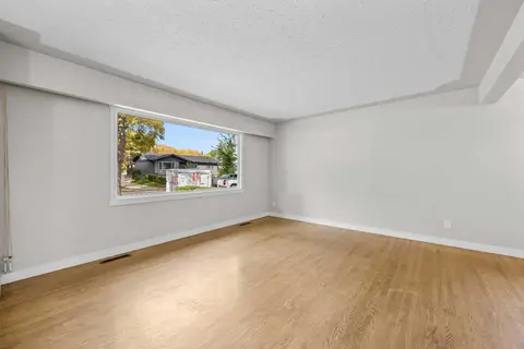 48 Selkirk Drive SW photo 5