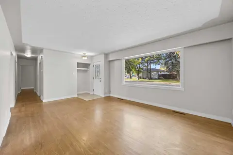 48 Selkirk Drive SW photo 6