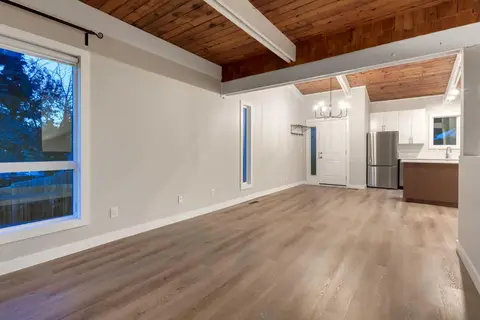 8826 6 Street SE photo 9