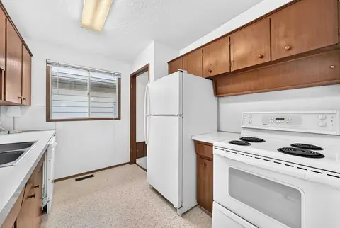 823 67 Avenue SW photo 3