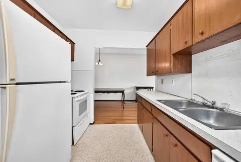 823 67 Avenue SW photo 4