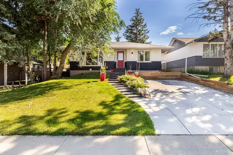 809 68 Avenue SW photo 2