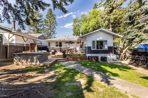 809 68 Avenue SW photo 23