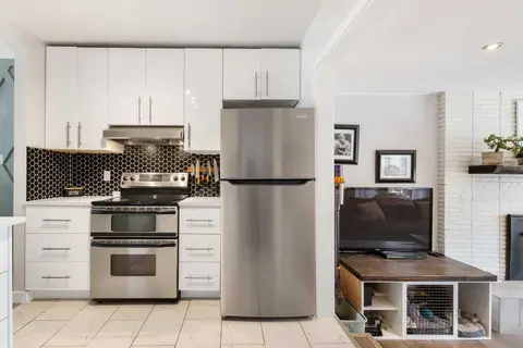 809 68 Avenue SW photo 4