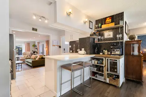 809 68 Avenue SW photo 5