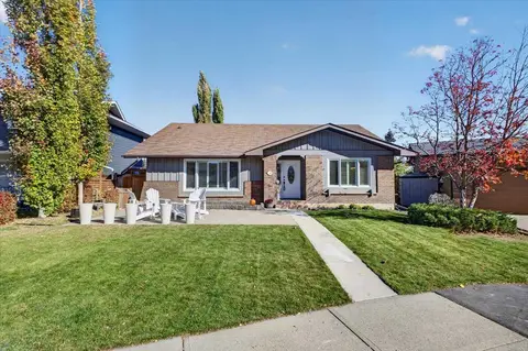 36 Lake Lucerne Close SE, Calgary