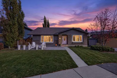 36 Lake Lucerne Close SE photo 3