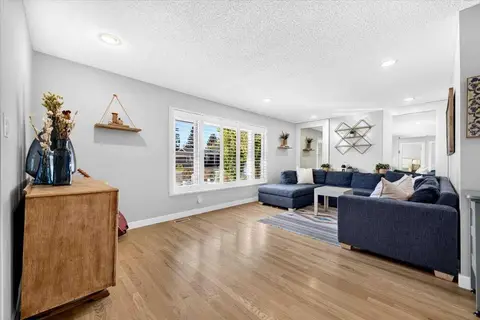 36 Lake Lucerne Close SE photo 4