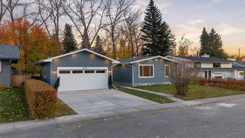 180 Maple Court Crescent SE photo 2
