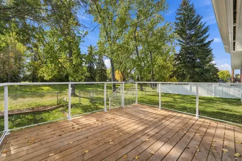 180 Maple Court Crescent SE photo 26