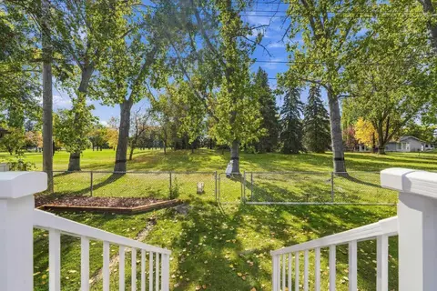 180 Maple Court Crescent SE photo 28