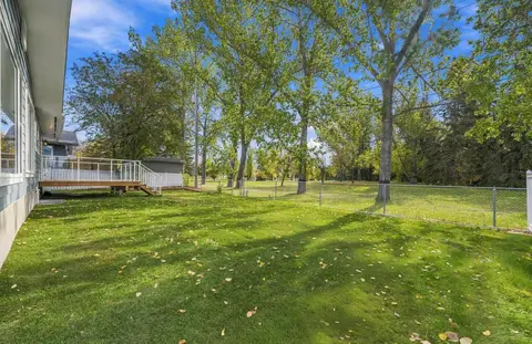 180 Maple Court Crescent SE photo 3