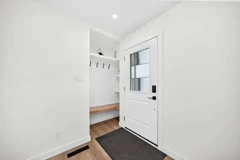 808 Avonlea Place SE photo 4